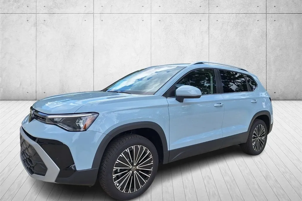 2025 Volkswagen Taos SE photo 1