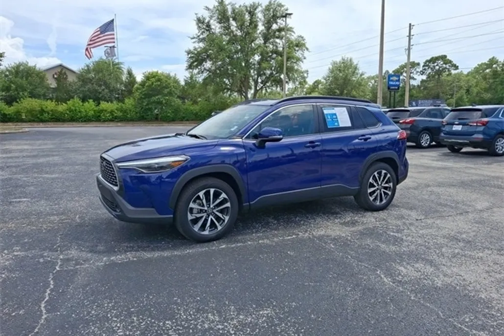 2024 Toyota Corolla Cross XLE photo 1