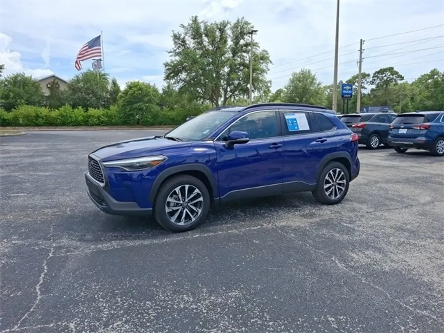 2024 Toyota Corolla Cross XLE photo 1