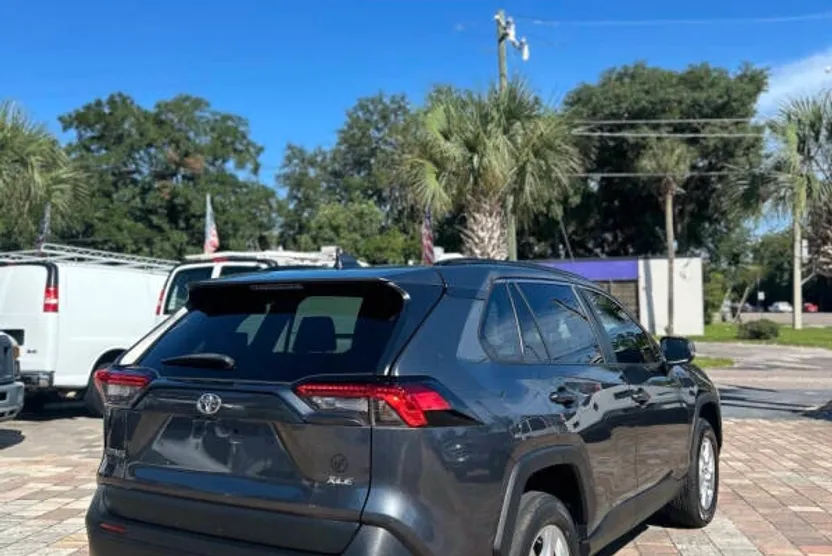 2021 Toyota RAV4 XLE photo 1