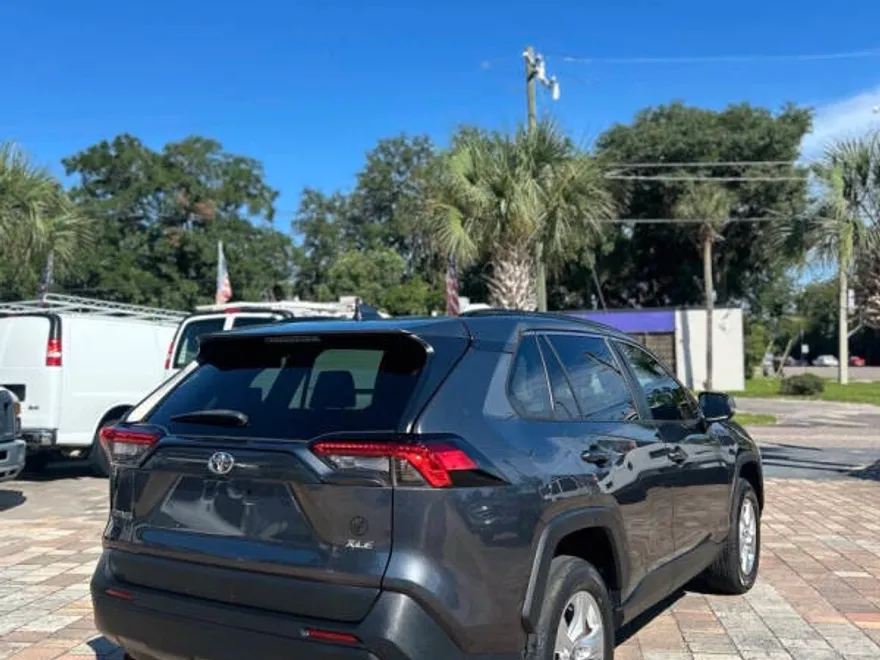 2021 Toyota RAV4 XLE photo 1