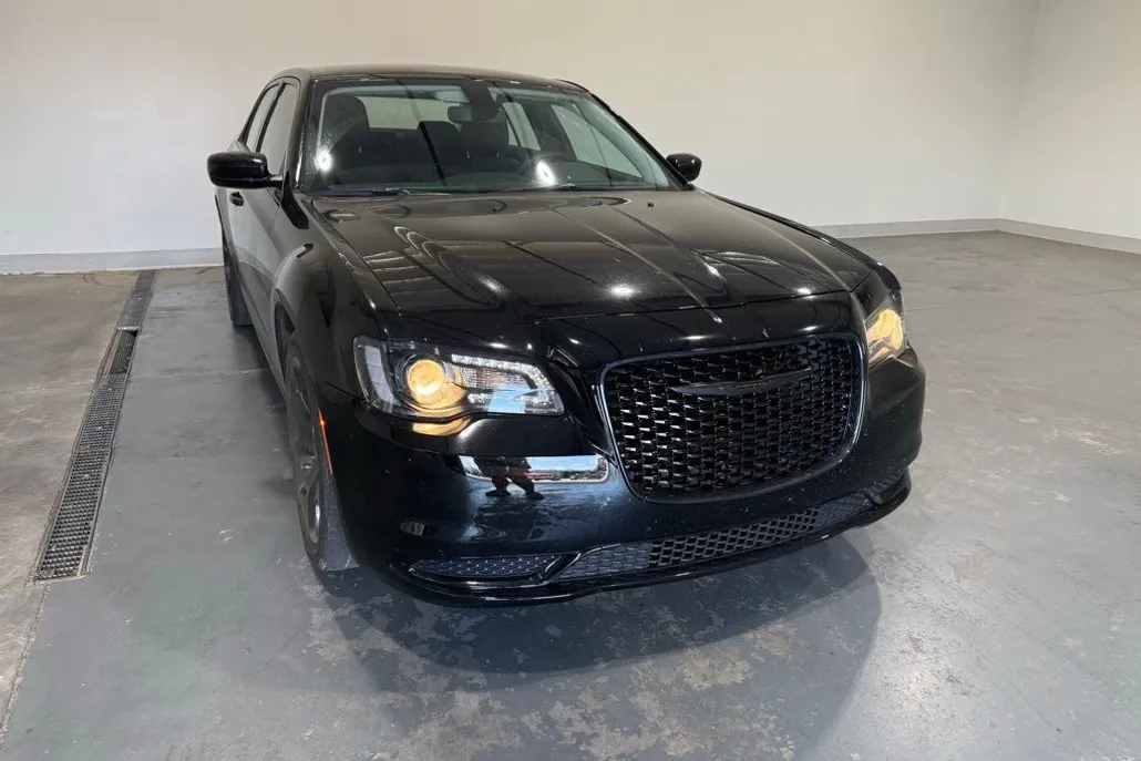 2023 Chrysler 300 Touring photo 1