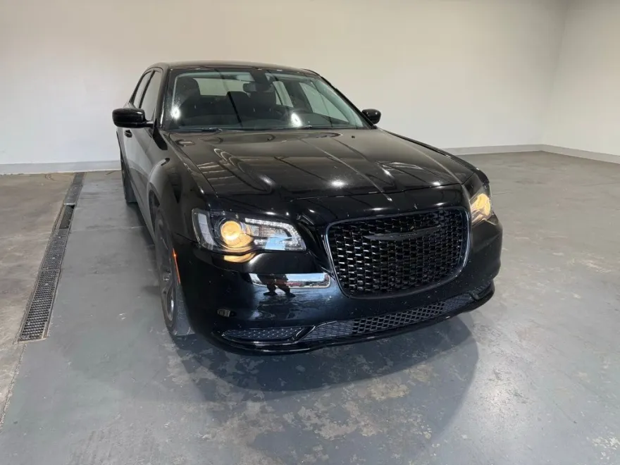 2023 Chrysler 300 Touring photo 1