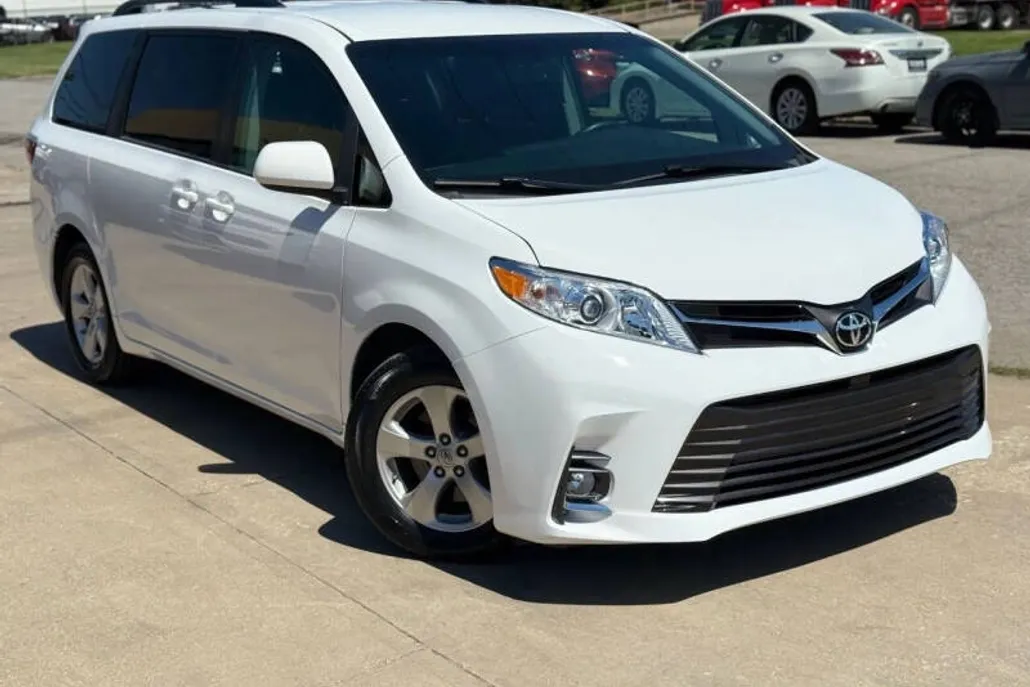 2017 Toyota Sienna LE photo 1