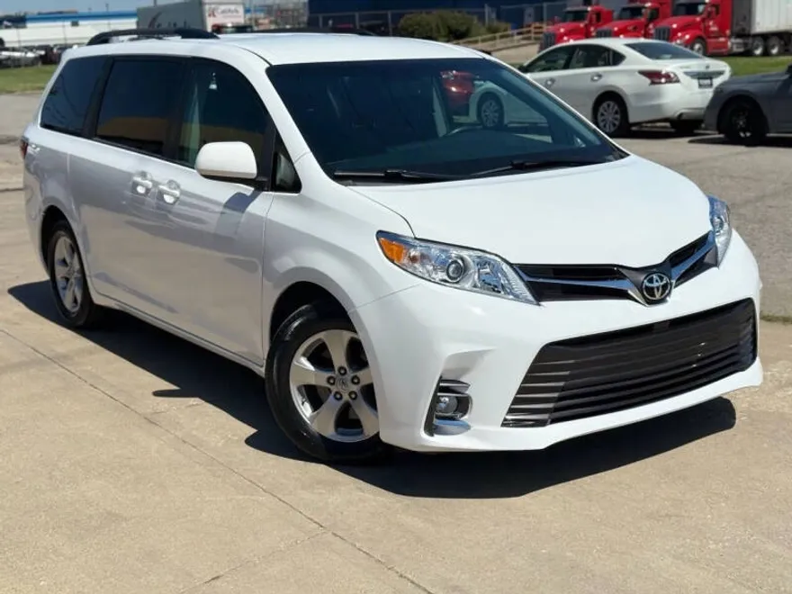 2017 Toyota Sienna LE photo 1