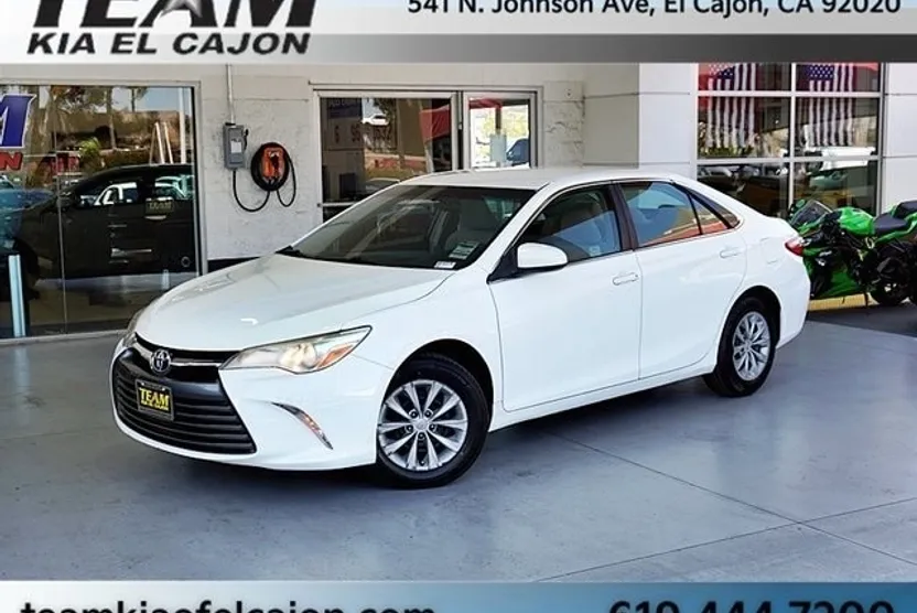2017 Toyota Camry LE photo 1