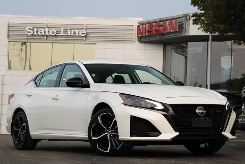 2023 Nissan Altima 2.5 SR photo 1