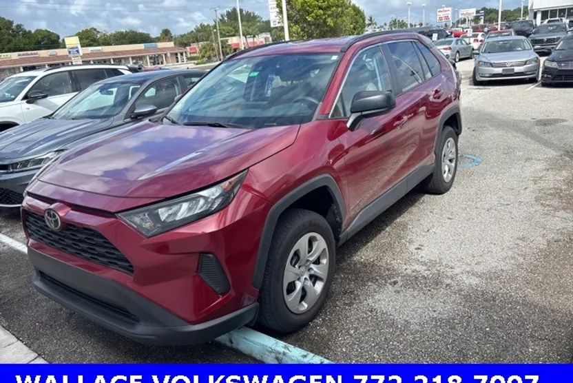 2021 Toyota RAV4 LE photo 1