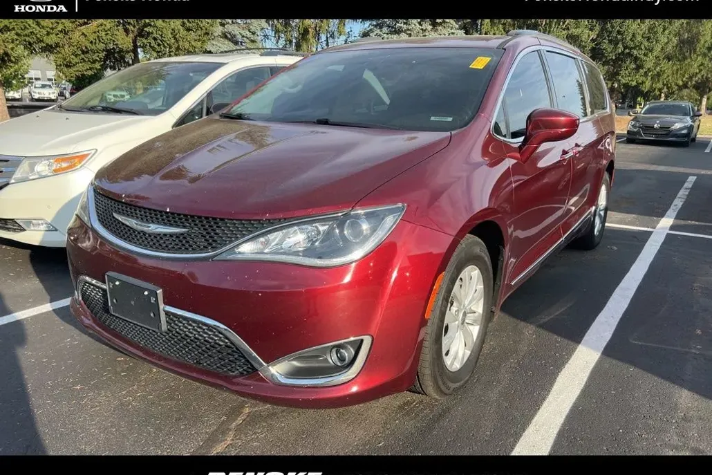 2017 Chrysler Pacifica Touring L photo 1