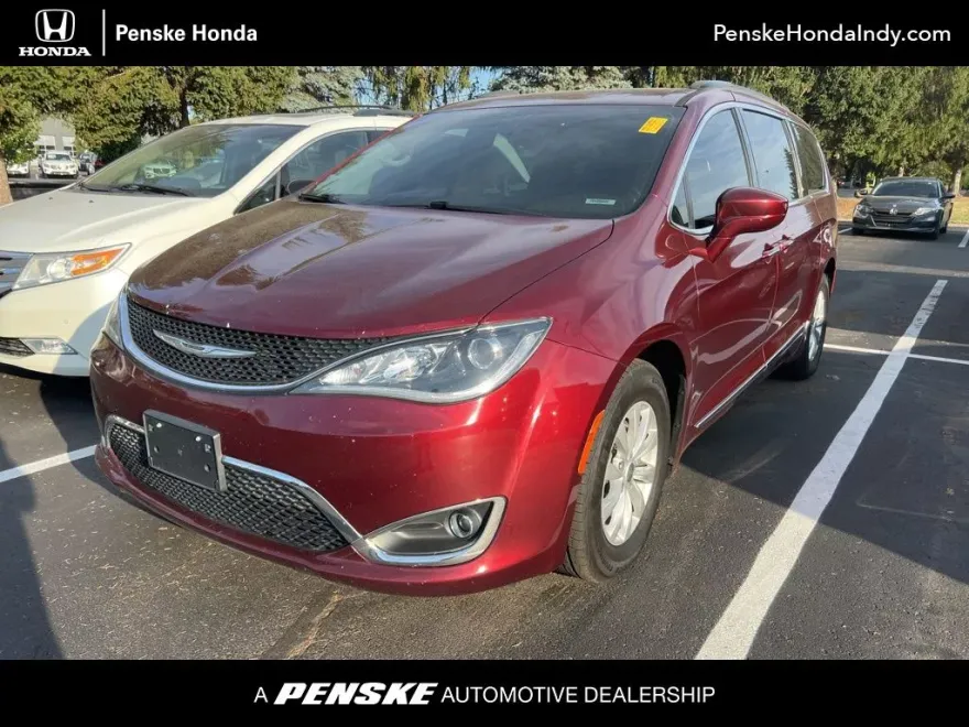 2017 Chrysler Pacifica Touring L photo 1