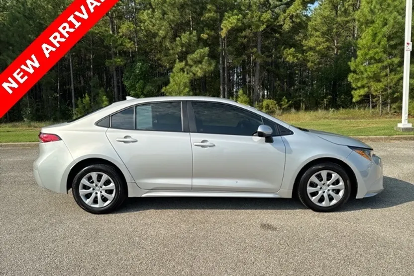2024 Toyota Corolla LE photo 1