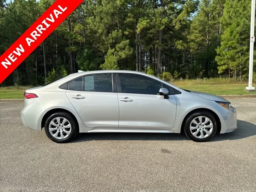 2024 Toyota Corolla LE photo 1