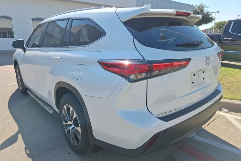 2023 Toyota Highlander XLE photo 1