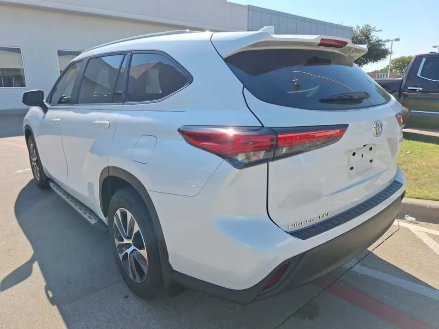 2023 Toyota Highlander XLE photo 1