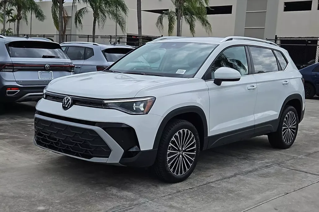 2025 Volkswagen Taos SE photo 1