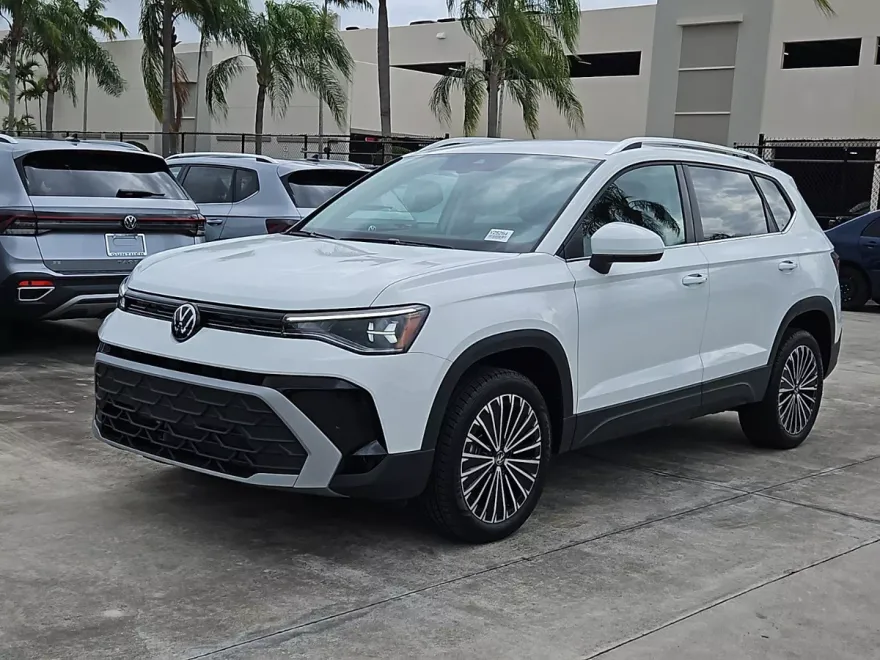 2025 Volkswagen Taos SE photo 1