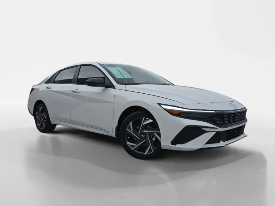 2025 Hyundai Elantra SEL Sport photo 1