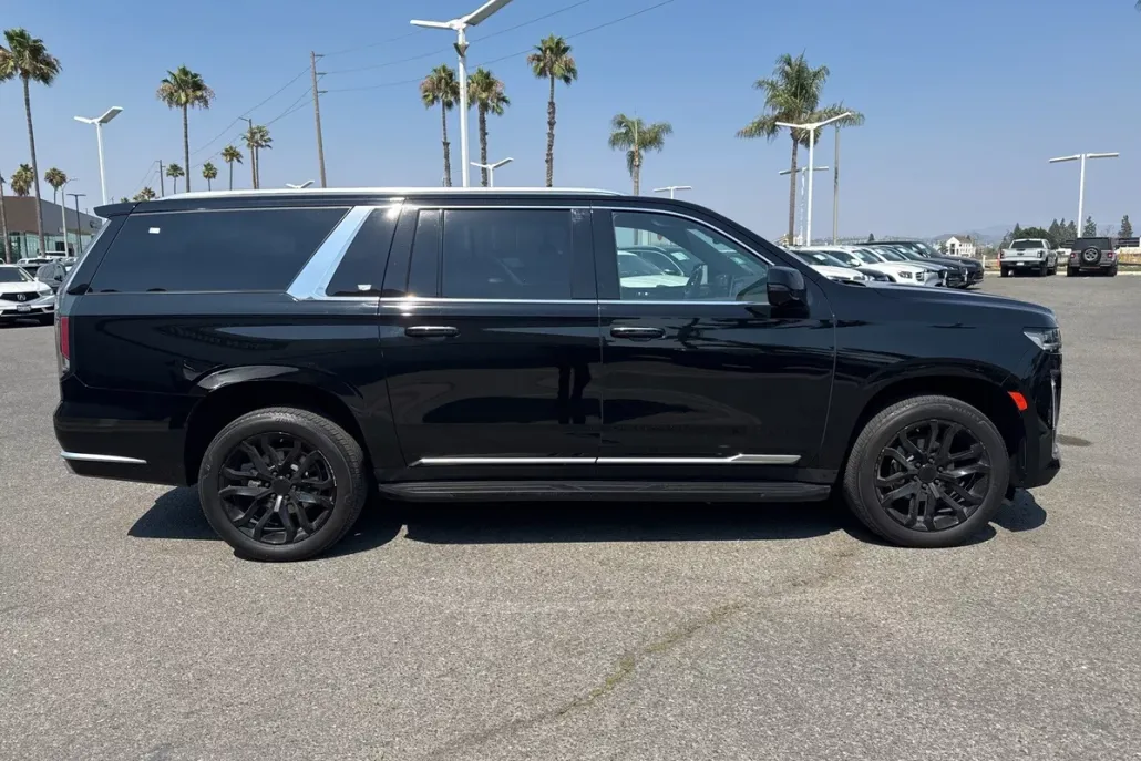2023 Cadillac Escalade ESV Luxury photo 1