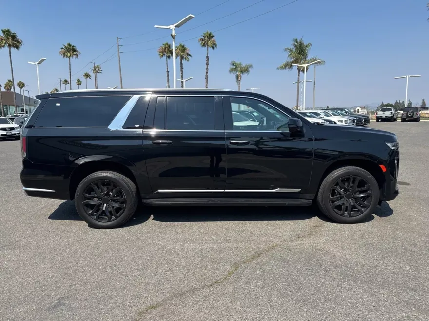 2023 Cadillac Escalade ESV Luxury photo 1
