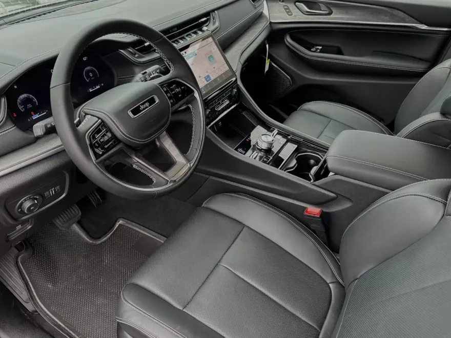 2024 Jeep Grand Cherokee Overland photo 9