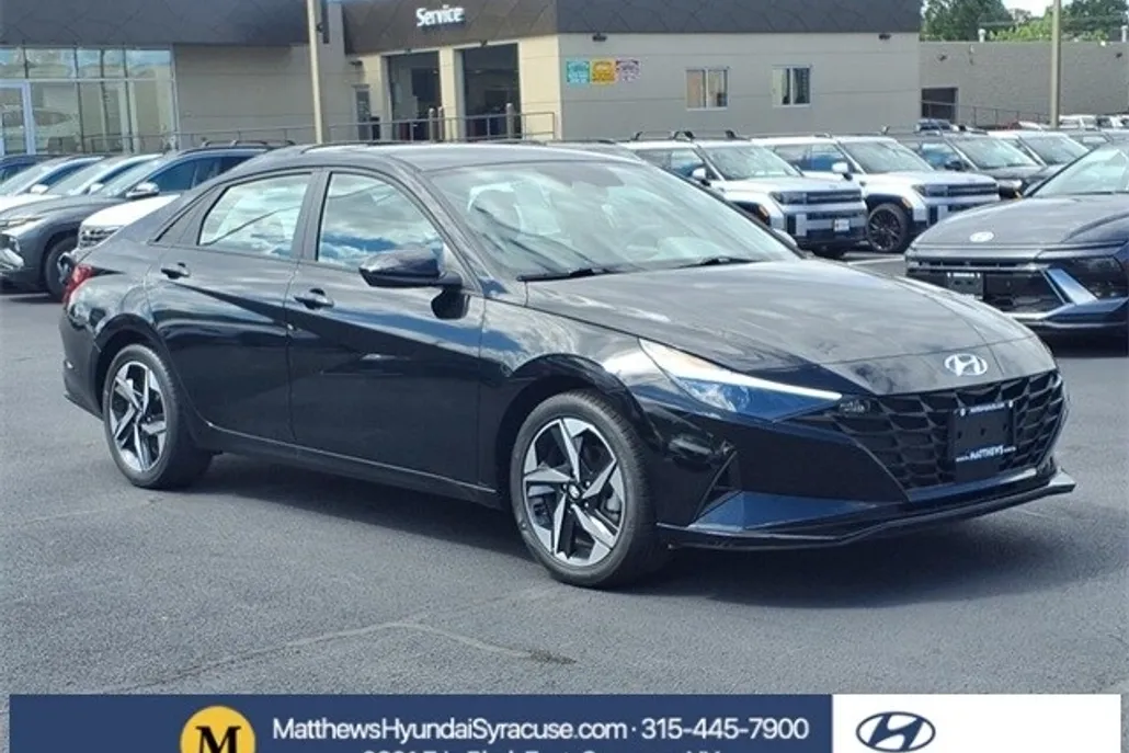 2023 Hyundai Elantra SEL photo 1