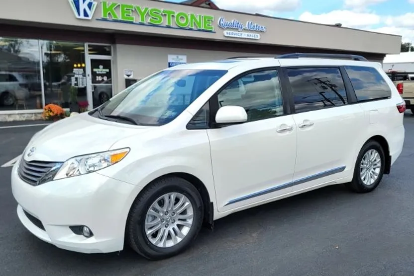 2017 Toyota Sienna Limited XLE Premium photo 1