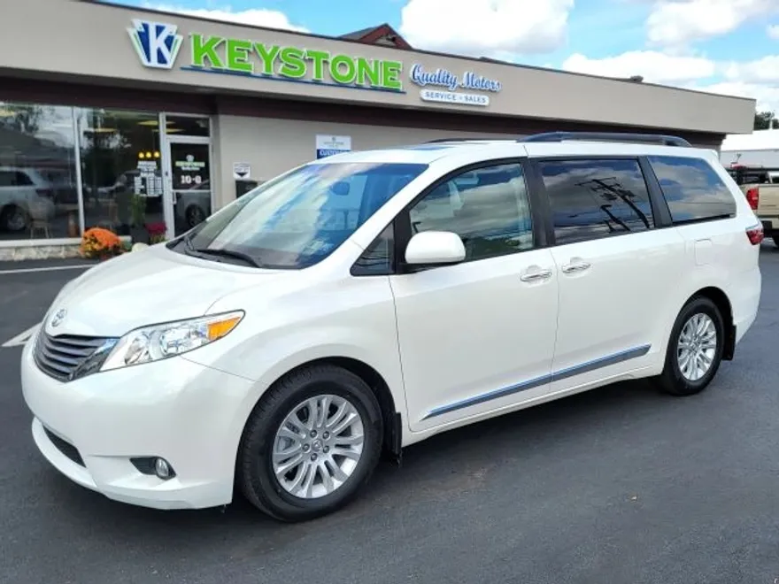 2017 Toyota Sienna Limited XLE Premium photo 1