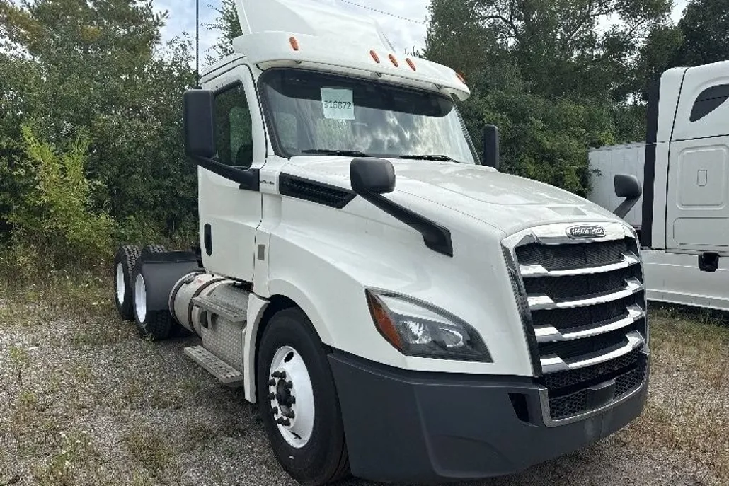 2018 Freightliner Cascadia 126" Day cab photo 1