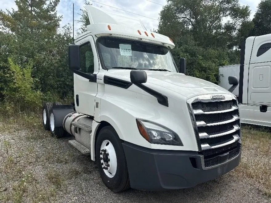 2018 Freightliner Cascadia 126" Day cab photo 1