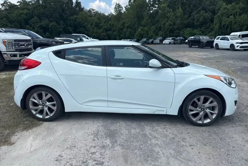 2016 Hyundai Veloster Base photo 1