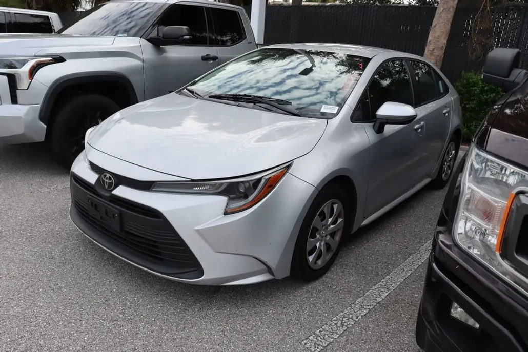 2023 Toyota Corolla LE photo 1