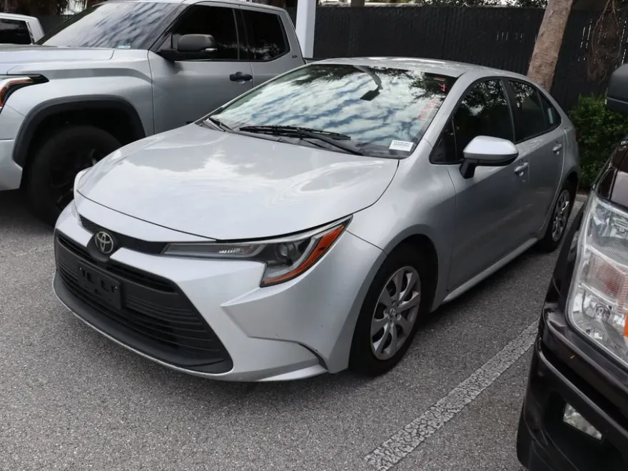 2023 Toyota Corolla LE photo 1
