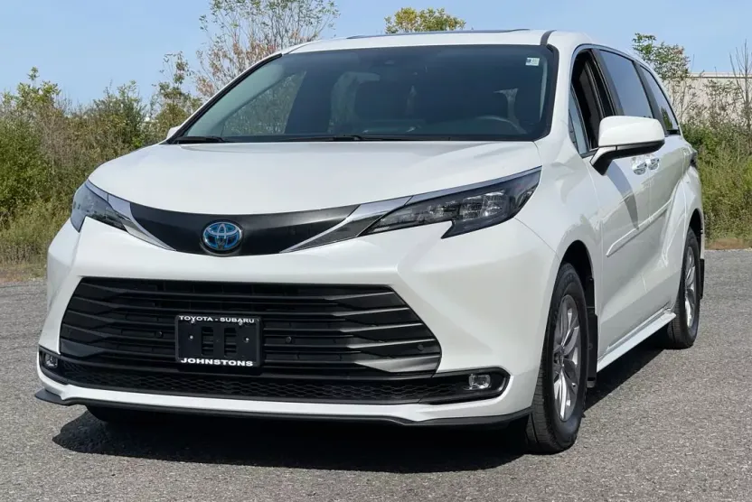 2025 Toyota Sienna XLE photo 1
