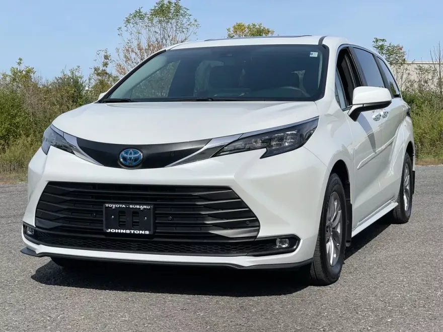2025 Toyota Sienna XLE photo 1