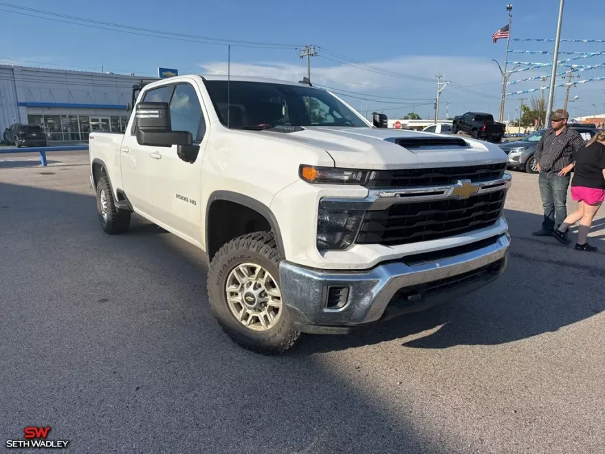 2024 Chevrolet Silverado 2500HD LT photo 1