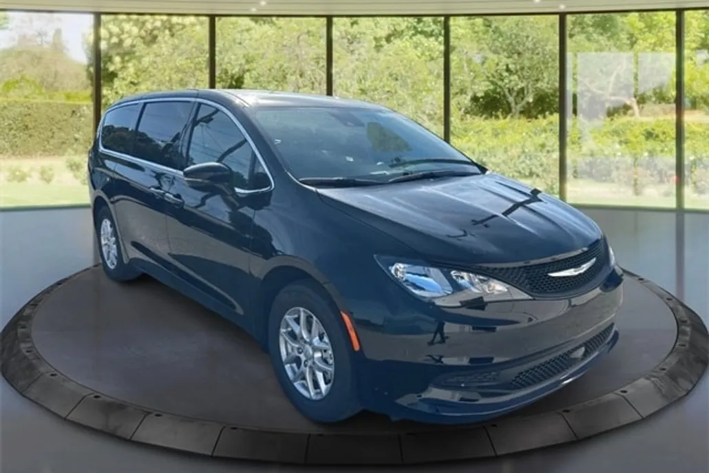 2026 Chrysler Voyager LX photo 1