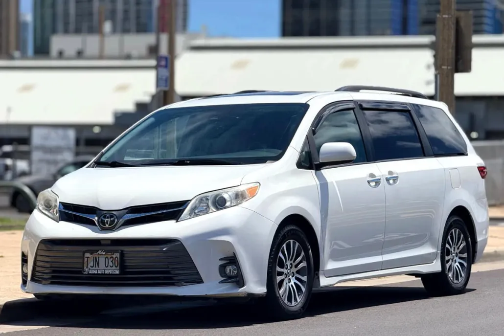 2018 Toyota Sienna XLE photo 1