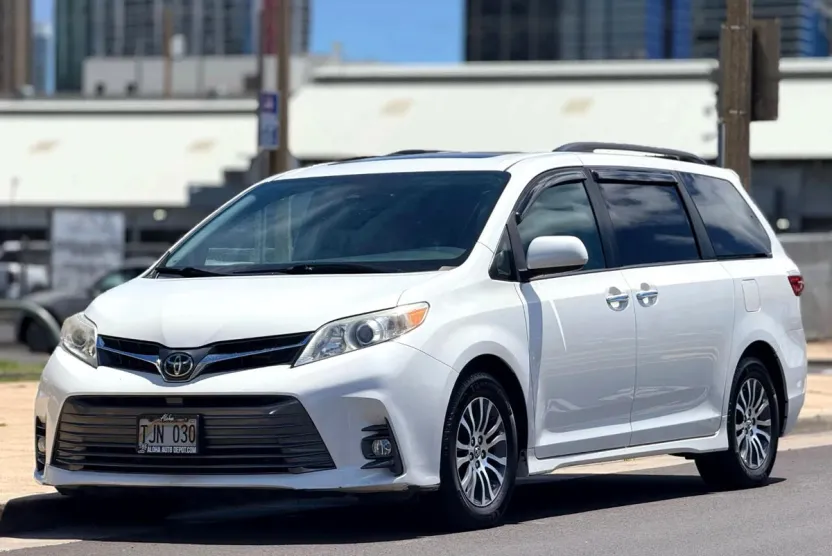 2018 Toyota Sienna XLE photo 1