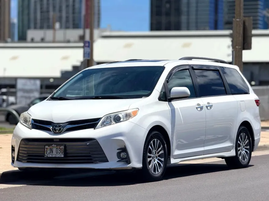 2018 Toyota Sienna XLE photo 1