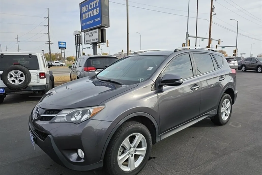 2014 Toyota RAV4 XLE photo 1