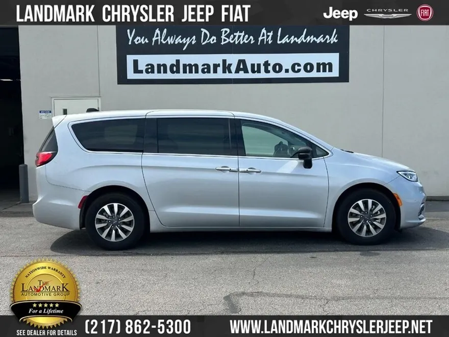 2024 Chrysler Pacifica Hybrid photo 1