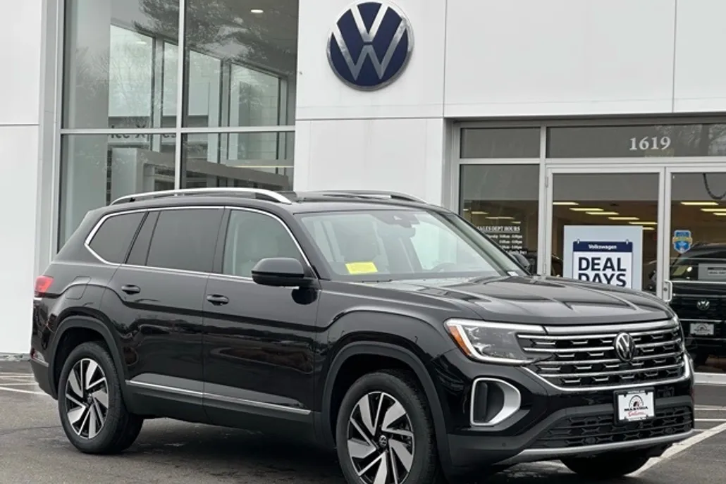 2025 Volkswagen Atlas SEL photo 1