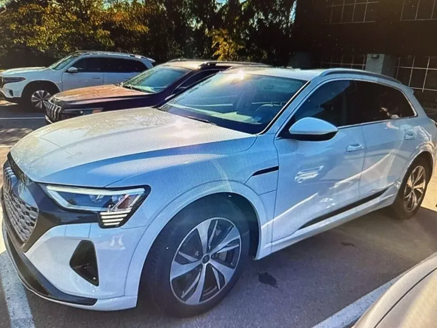 2024 Audi Q8 Premium photo 1
