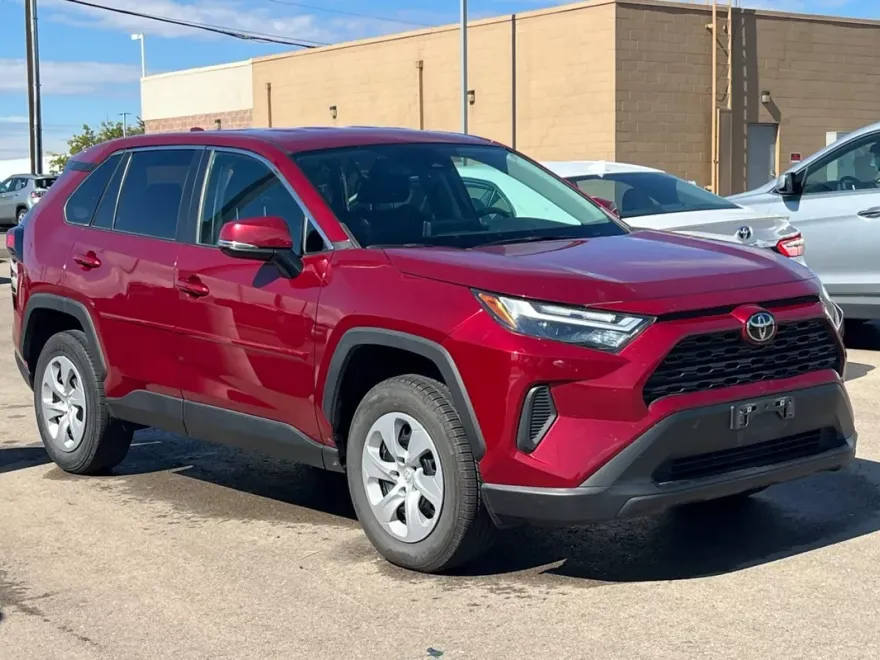 2023 Toyota RAV4 LE photo 1