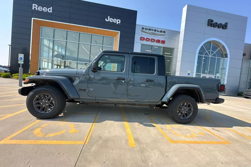 2025 Jeep Gladiator Sport S photo 1