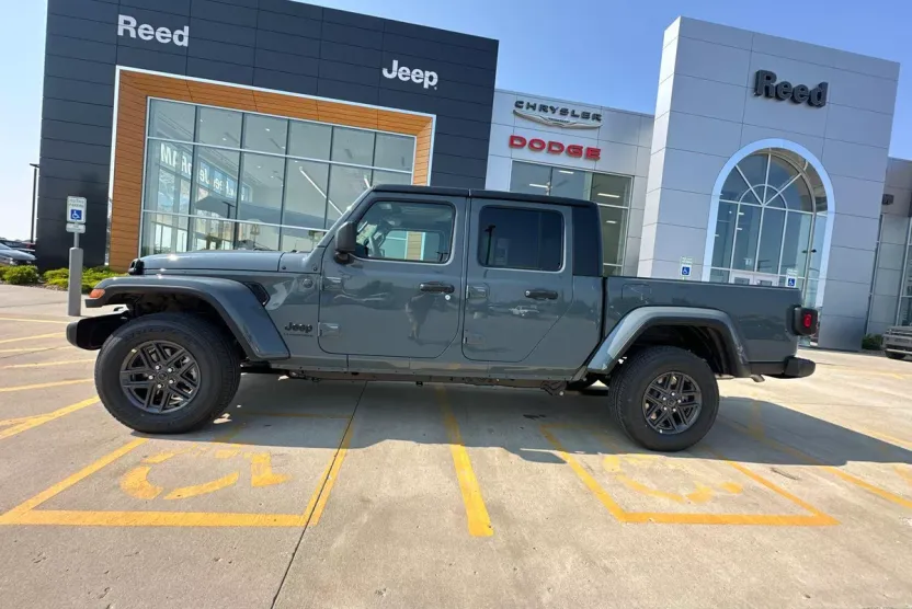2025 Jeep Gladiator Sport S photo 1