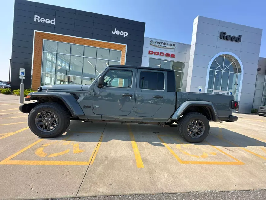 2025 Jeep Gladiator Sport S photo 1