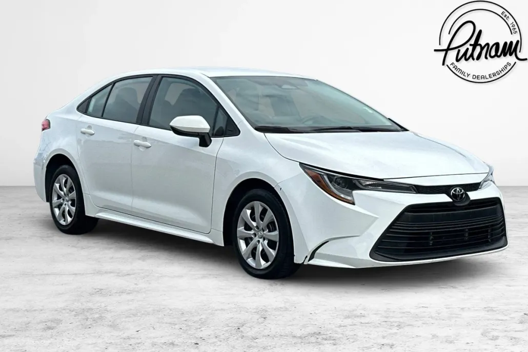 2023 Toyota Corolla LE photo 1