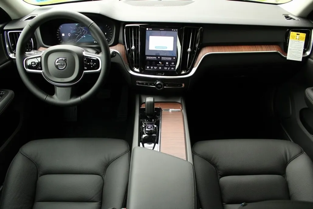 2026 Volvo V60 Cross Country B5 Plus photo 1