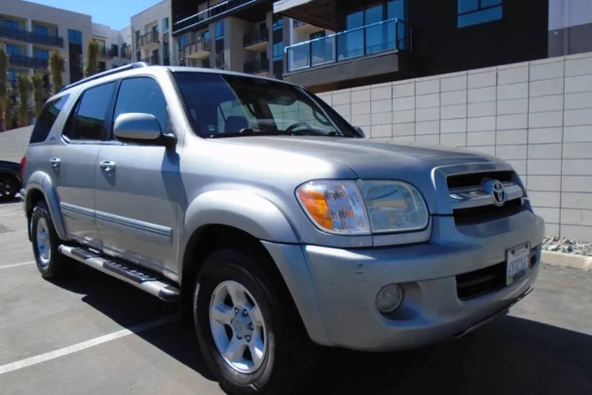2005 Toyota Sequoia SR5 photo 1